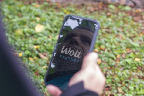 „Wolt“ atskleidė, kaip veikia jų algoritmai: kas iš tiesų sprendžia, ką matote ekrane – žmogus ar mašina?