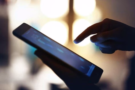 Išmanusis telefonas veikia vis lėčiau? Kalta ne technika, o jūs patys, ekspertai įvardijo, ką ištrinti dabar