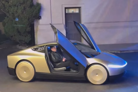 Trūkt už vadžių, vėl iš pradžių: JAV milžinė „Tesla“ ir vėl stato viską ant automobilių be vairuotojų