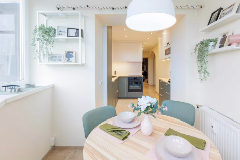 Namai, kuriuose net katės turi savo kampą: dizainerės sprendimai, kurie keičia požiūrį į tvarką