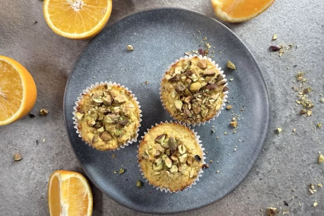 Glitimo neturintys apelsininiai keksiukai su pistacijomis užburia kvapu ir skoniu, pasigaminkite ir jūs