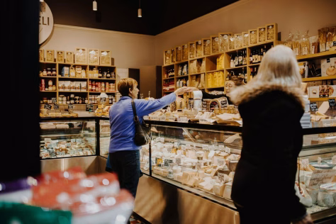 Atsisakė daugelio įprastų pirkinių: pasakė, kiek šiandien lietuviams kainuoja pilnas šaldytuvas