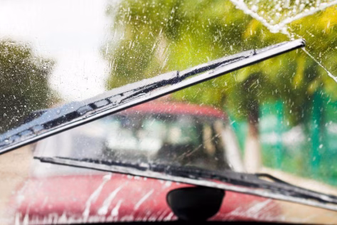 Skystis, kuris naikina automobilį: vairuotojų klaida, kuri žiemą gali sudaužyti stiklą ir piniginę