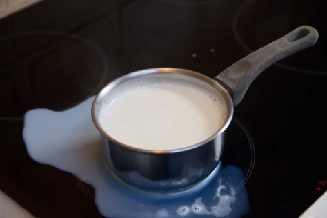 Močiutės gudrybė, apie kurią pamiršo daugelis: paprastas triukas, kaip išvengti pieno išbėgimo