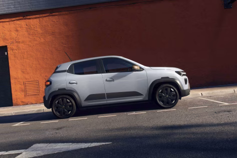 Vienas įperkamiausių elektromobilių „Dacia Spring“ sulaukė patobulinimų ir žemesnių kainų