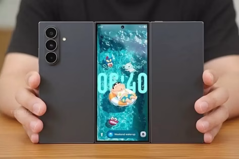 „Samsung“ meta iššūkį „Huawei“: trijų dalių išmanusis telefonas gali būti pigesnis nei buvo manyta