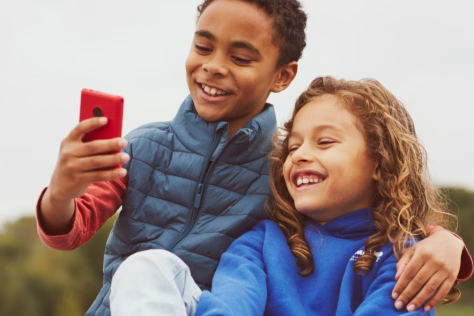 Minimalizmas vaikų kišenėse: pristatytas vaikiškas telefonas, kuris neleidžia pasiklysti internete