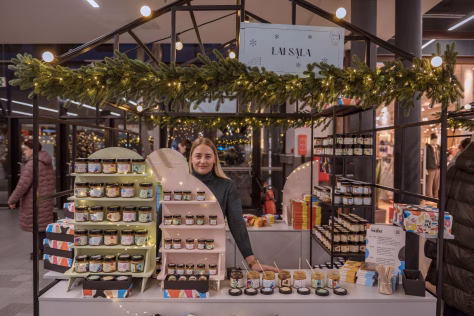 Kauno „Akropolyje“ prasidėjo tradicinė kalėdinė mugė: sužinokite, ką šiemet siūlo lietuvių kūrėjai
