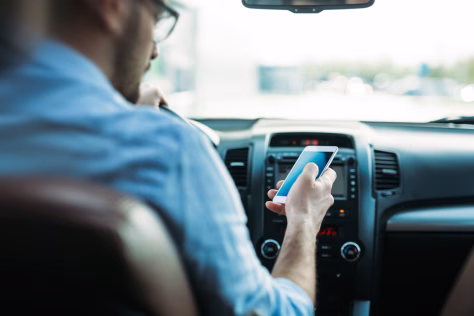Daugiau nei pusė lietuvių vairuodami griebiasi telefono: ekspertė įvardijo, kas slypi už šio pavojingo įpročio
