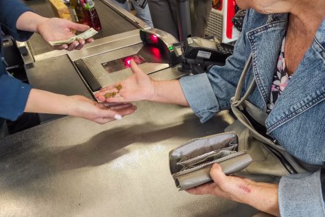 Tokių grynųjų pinigų nepanaudosite: parduotuvėse atsisako juos priimti, sužinokite, ką daryti