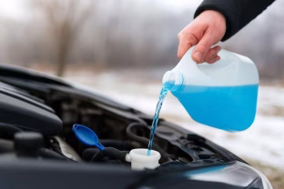 Pamiršote automobilo langų skystį? Štai kodėl žiemą verta turėti truputį spirito, vandens ir lašelį ploviklio