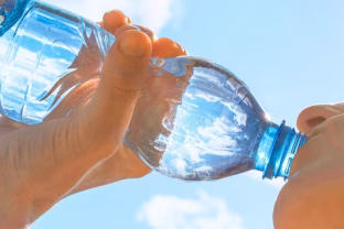 Tiesa apie buteliuose esantį vandenį: tyrimai atskleidžia nematomą vandens keliamą riziką