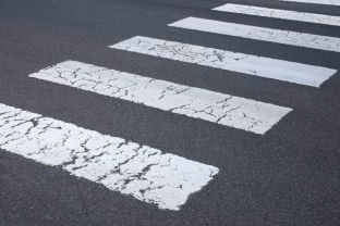 Šiuo atveju pėstieji neprivalo eiti per pėsčiųjų perėją. Pasitikrinkite ar žinote taisykles