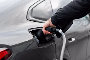 Kodėl įkrauti elektromobilį kainuoja tiek pat, nors elektra pinga? Ekspertai pateikė netikėtą atsakymą