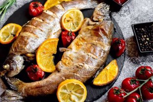 Kūčių stalo žvaigždė: orkaitėje kepta žuvis, pateikiami du nebrangūs receptai šventinei vakarienei