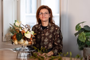 Eglės žaisliukai – ne tik eglutei: floristė pataria, kaip sukurti išskirtinę Kalėdų stalo kompoziciją