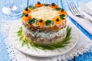 Visų mėgstamas tuno salotas šventėms paruoškite įdomiau, išbandykite receptus dabar