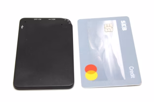 SEB klientai – panikoje: banko išduodamos kortelės iškėlė rimtų klausimų, žmonės nežino ką daryti