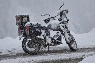 Ar galima žiemą važiuoti motociklu? Taisyklės nepalieka abejonių, štai ką būtina žinoti