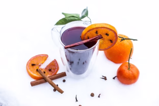 Tai ne tik karštas vynas: 7 karšto vyno receptai, kurie pakeis tavo žiemos vakarus