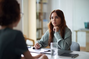 Ką išduoda retesnis mirksėjimas? Jei norite sužinoti, ar Jūsų tikrai klausosi – suskaičiuokite mirktelėjimus