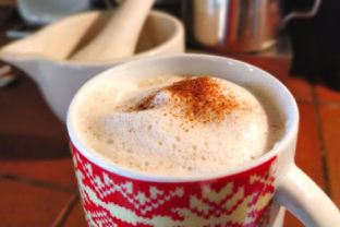 Be cukraus, bet su skoniu: sužinokite, kaip pasigaminti tobulą „pumpkin spice latte“ namuose