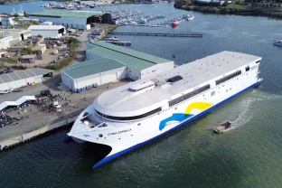 Naujas rekordas vandenyse: didžiausias pasaulyje elektrinis laivas jau ruošiasi pirmam reisui