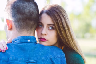Pasitikrinkite: 10 minčių, kurios slapta griauna tavo santykius dar jiems net neprasidėjus