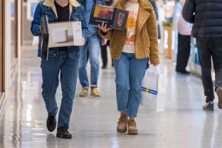 Parduotuvių atstovų patarimai: populiariausios dovanos ir gudrybės, kaip išvengti eilių