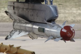 Nematoma grėsmė virš miestų: koviniai dronai tampa sunkesni, protingesni ir pavojingesni