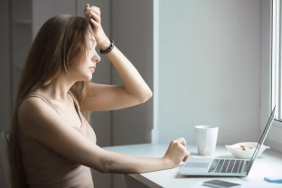 Pavargusios ir išsekusios smegenys? Įspėja, jog šie įpročiai tyliai griauna net ir jūsų psichiką