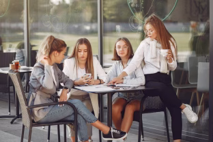 11 šokiruojančių priežasčių, kodėl pačios geriausios moterys su amžiumi lieka beveik be draugų