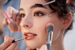 Kada laikas išmesti kosmetiką? Specialistai pasakė, ką būtina žinoti, kad išvengtumėte infekcijų