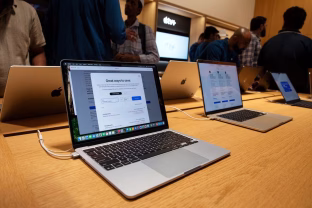 „Apple“ keičia žaidimo taisykles: ruošia pigiausią „MacBook“ ir pirmą lietimui jautrų „Pro“ modelį