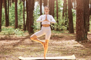 Kodėl žmonės atsigręžia į dvasines praktikas? Psichologė prakalbo apie toksišką ramybės siekimą