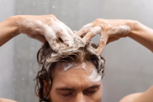 Keturi ženklai, kad šampūnas pavojingas jūsų plaukams: patikrinkite, kuo plaunat savo plaukus