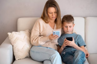 Vaikas prilipęs prie telefono visą dieną? 4 gudrybės tėvams, kurios suveiks labia greitai