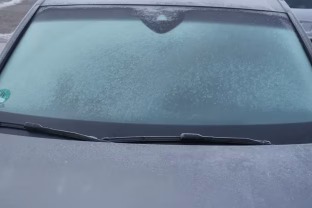 Žiemos košmaras ryte: kaip greitai išlaisvinti prišalusius valytuvus jų nesugadinant