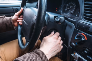 Kasdien kenkiate savo automobiliui: mechanikai prabilo atvirai, nustokite daryti šias klaidas vairuojant