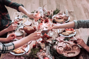 Smirdi labiau nei po česnako: po šių populiarių gėrimų iš burnos sklinda itin nemalonus kvapas