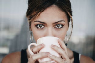 Neskubėkite gerti rytinės kavos: pasakė, kada yra geriausias metas, kad nepakenktumėte savo sveikatai