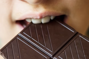 Nustebo net ir patys mokslininkai: tamsusis šokoladas gali sulėtinti mūsų senėjimą