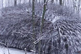 Rusija griebėsi paskutinio šiaudo: apraizgė savo tankus spygliuotais rėmais, nustebinę net ukrainiečiai