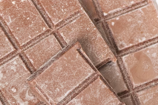 Šokoladas pasidengė baltu sluoksniu? Sužinokite, kodėl tai vyksta ir ar tai pavojingas dalykas