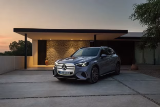 „Mercedes‑Benz“ pristato elektrinį GLC: milžiniškas ekranas, 713 km nuotolis ir DI valdoma ateitis