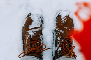 Stulbinanti gudrybė: kaip paprasta duonos plutelė akimirksniu išgelbės žieminius batus nuo druskos?