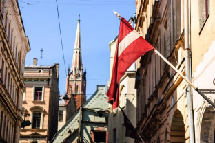 Įtampa tarp Latvijos gyventojų: reikalauja grąžinti rusišką radiją „Domskaja ploščad“