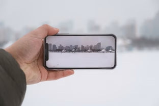 Specialistai įspėja: viena klaida žiemą ir sugadinsite telefono bateriją bei ekraną