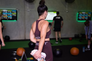 Sportuoji ir vis tiek kenti nuo spuogų? Priežastis slypi paprastuose įpročiuose po treniruočių