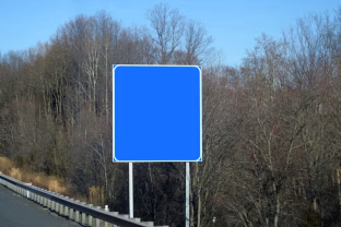 Kodėl autostradų ženklai ryškiai mėlyni? Priežastis šokiruos net patyrusius vairuotojus